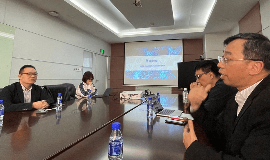 麗珠單抗首席財務官張文澤先生（左起）與澳門國際投資協會王俊光副理事長（右起）在會上交流