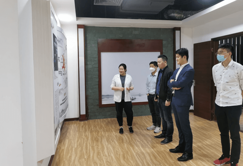 中策智慧財產權研究院總經理陳婷向澳門投資產業發展協會一行介紹研究院的背景資料